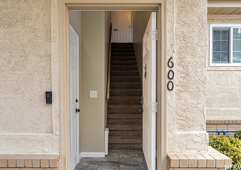 1st image of 600 E Briarsprings Cir S