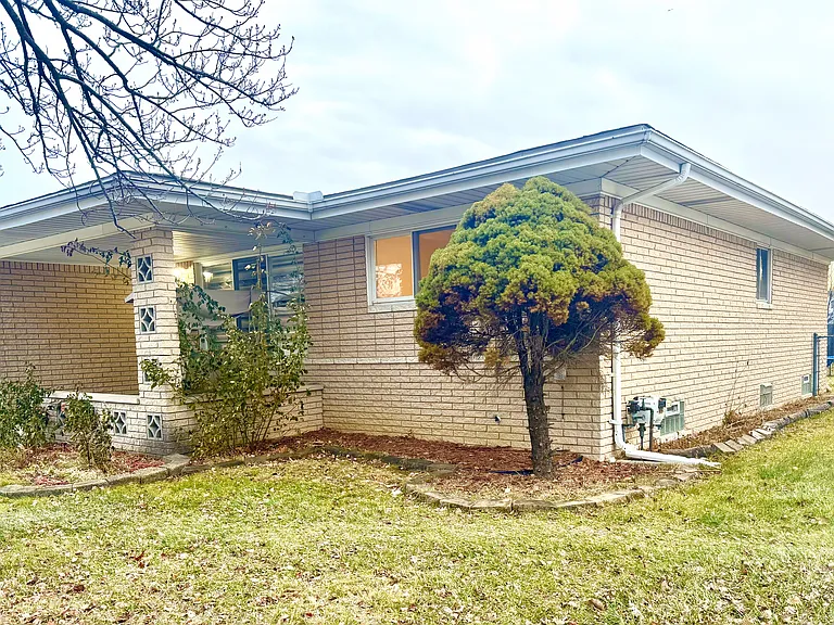 2868 Groves Dr — Photo 3