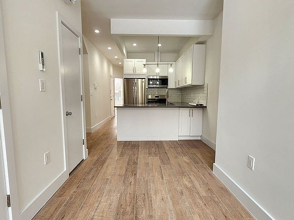 5th image of 634 Humboldt St APT 1L