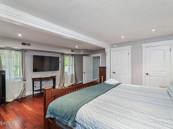 32nd image of 343 Jersey Dr