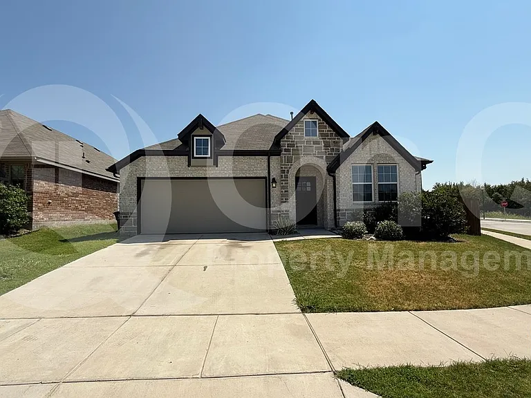 204 Rosewood Dr — Photo 1