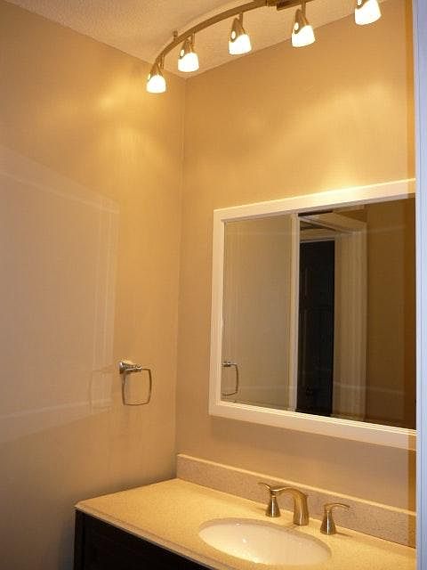 Full bath, 2nd floor