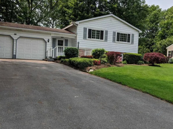 7 Stockton Ct, Clifton Park, NY 12065