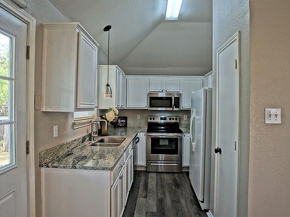 5th image of 2208 Brookview Dr