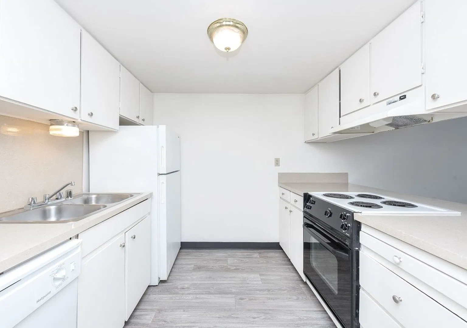 Wellington Court Townhomes — Photo 2