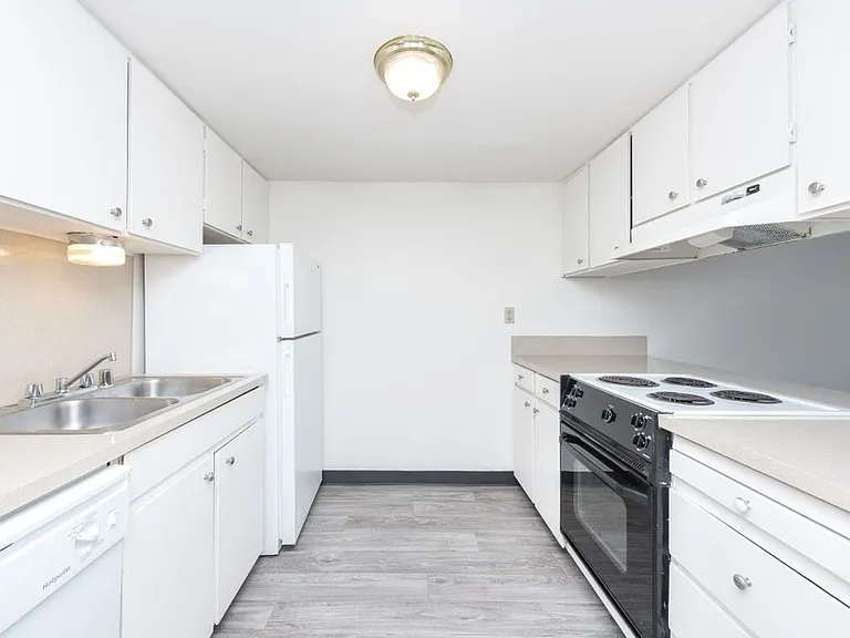 Wellington Court Townhomes — Photo 1