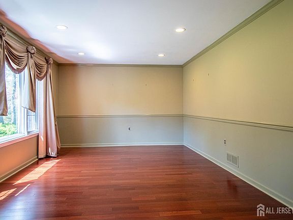 3rd image of 142 Monmouth Rd