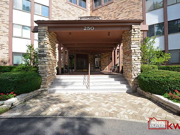 3rd image of 250 W Parliament Pl APT 212