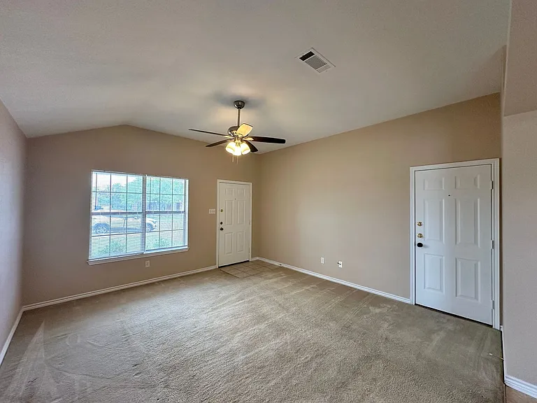 202 Janelle Dr — Photo 5