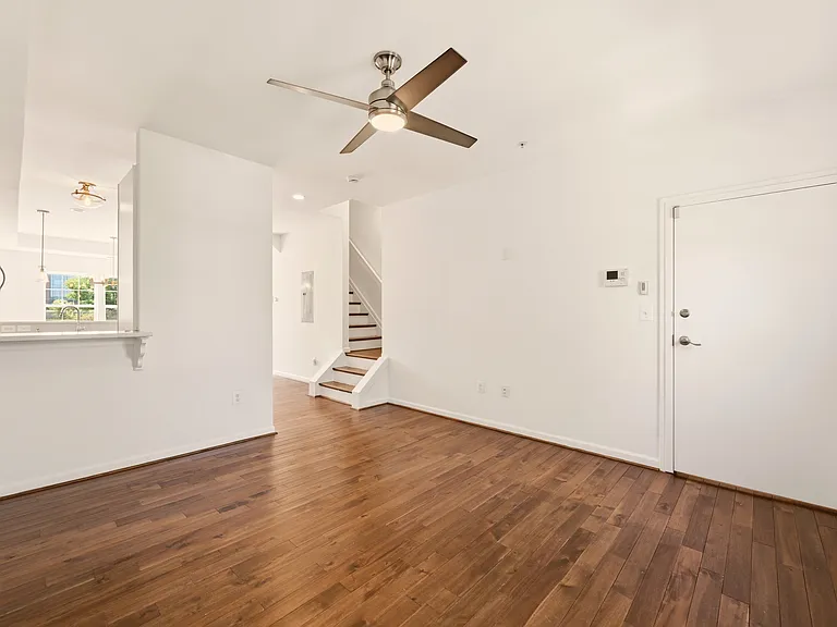 218 20th St NE #3 — Photo 6