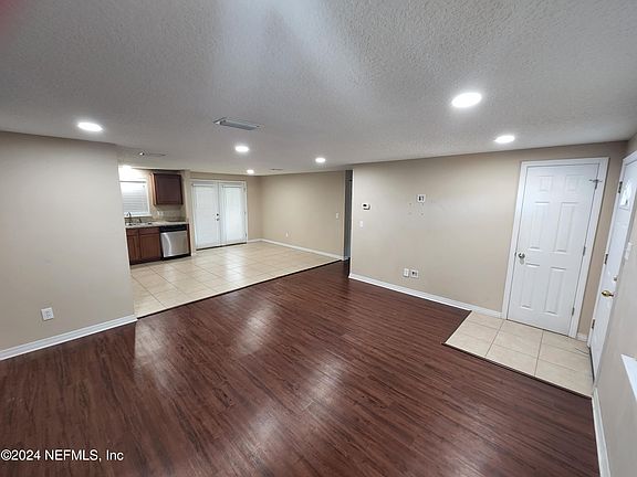 3rd image of 428 BLAIRMORE Boulevard W