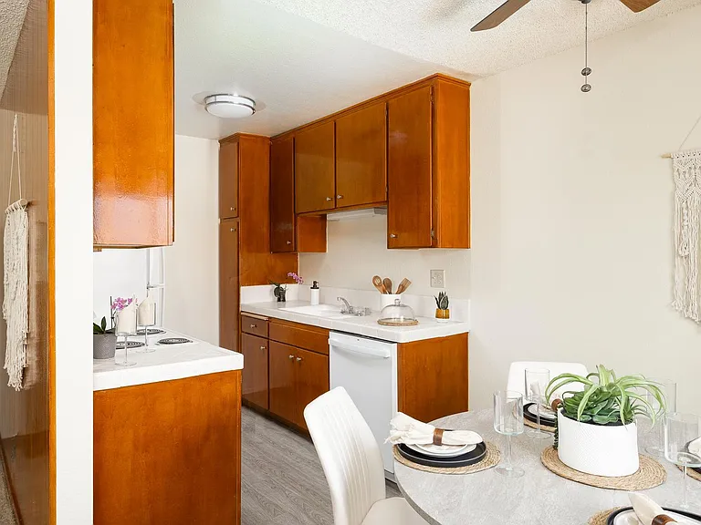 Casa De Windsor - North Clairemont — Photo 9