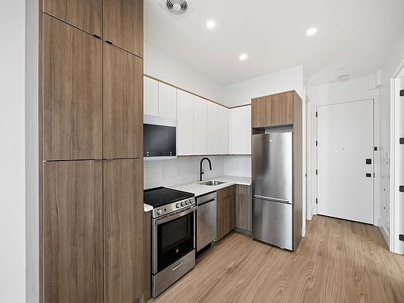 3rd image of 379 Hawthorne St #Penthouse