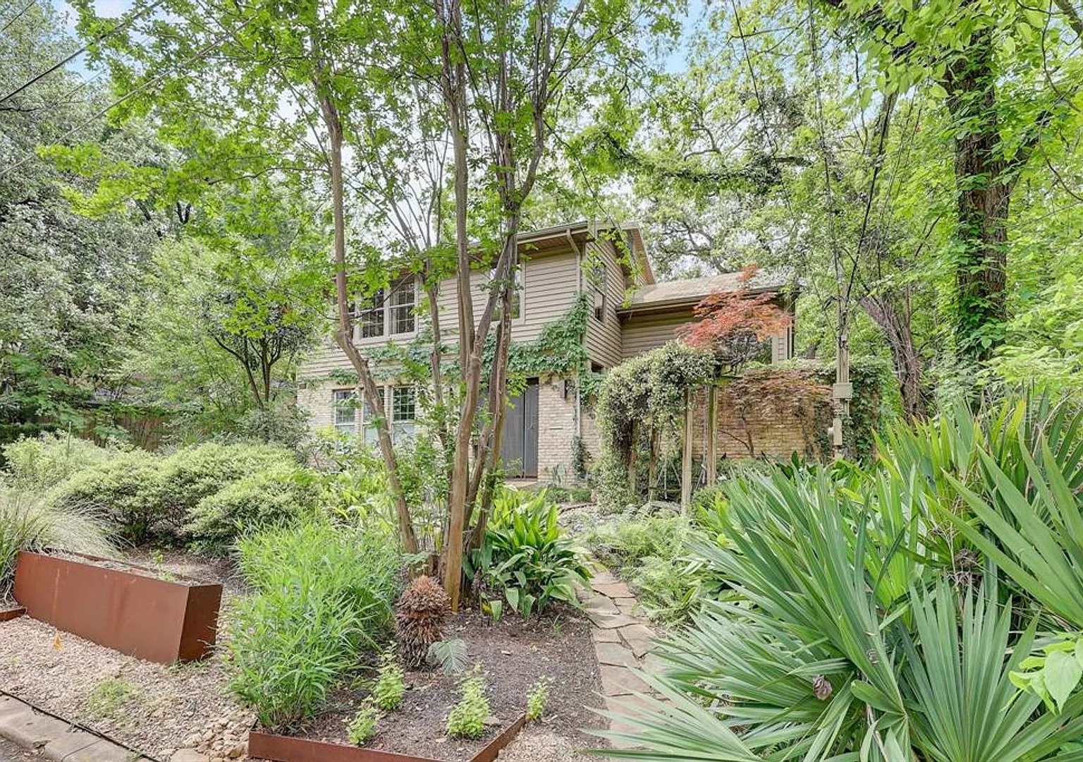 805 Leonard St - Amazing 7 bed House walking distance to UT. — Photo 3