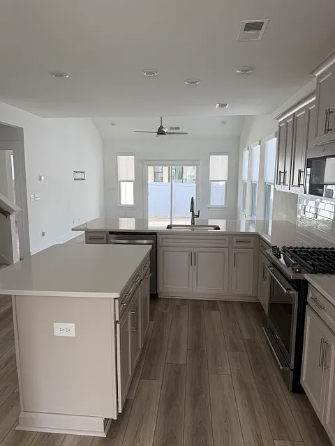400 Water Garden Place - 1 — Photo 4