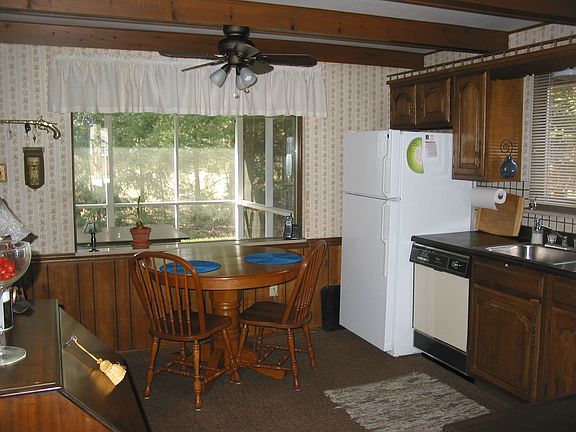 Equipped eat in kitchen