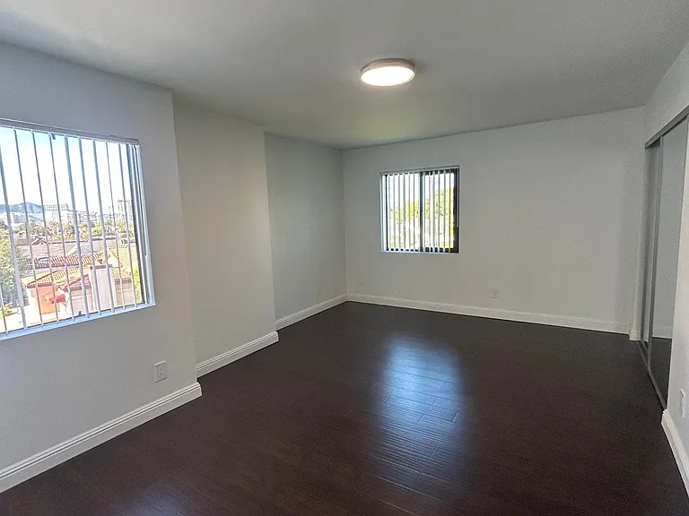 Glenoaks Apartments — Photo 6