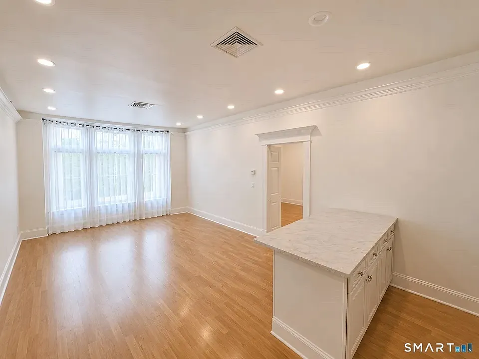 1 bed, 700 sqft, $2,300 — Photo 2