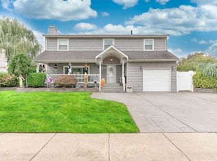17 Leanore Dr, South Farmingdale, NY 11735