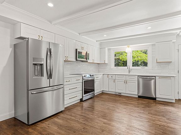 3rd image of 109 Stephens Ln