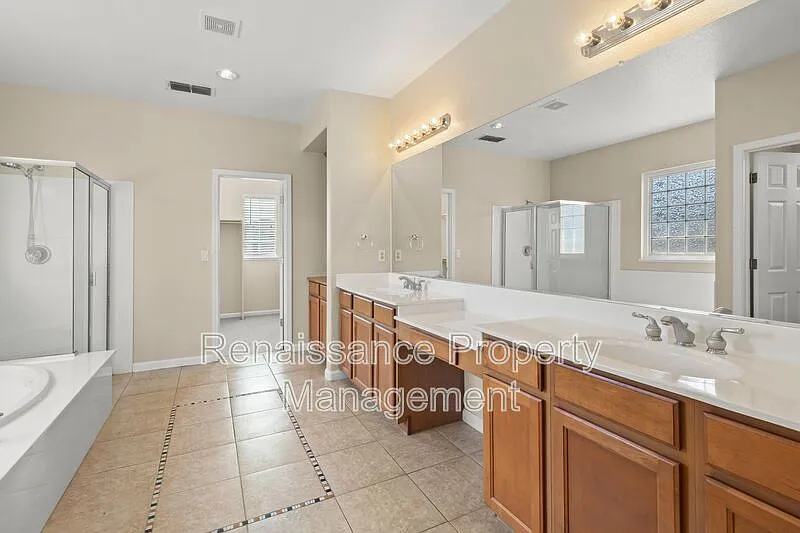 5 bed, 3.0 bath, 3207 sqft, $2,995 — Photo 4