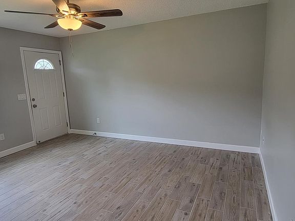3rd image of 1046 Peakview Dr