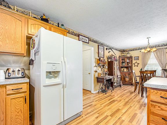 4th image of 415 Gold Dr