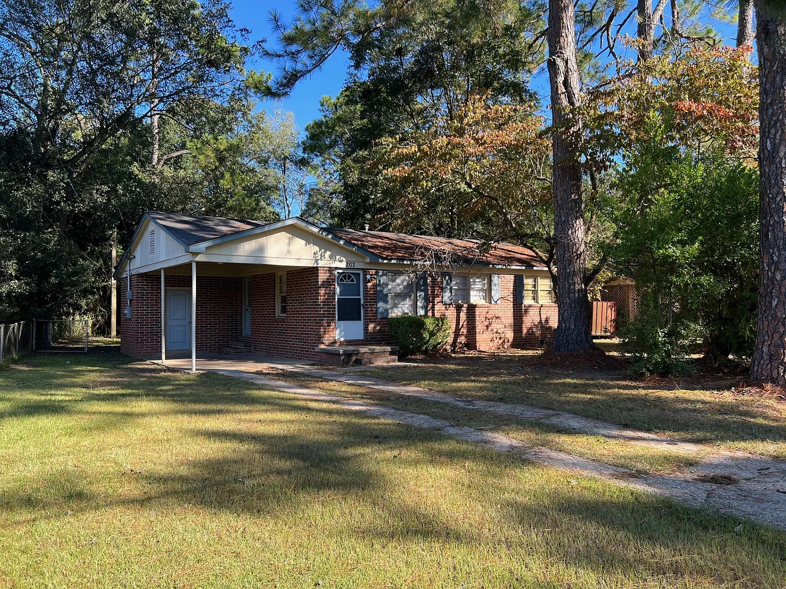 3 bed, 982 sqft, $895 — Photo 1