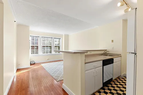 534 Beacon St Photo 1