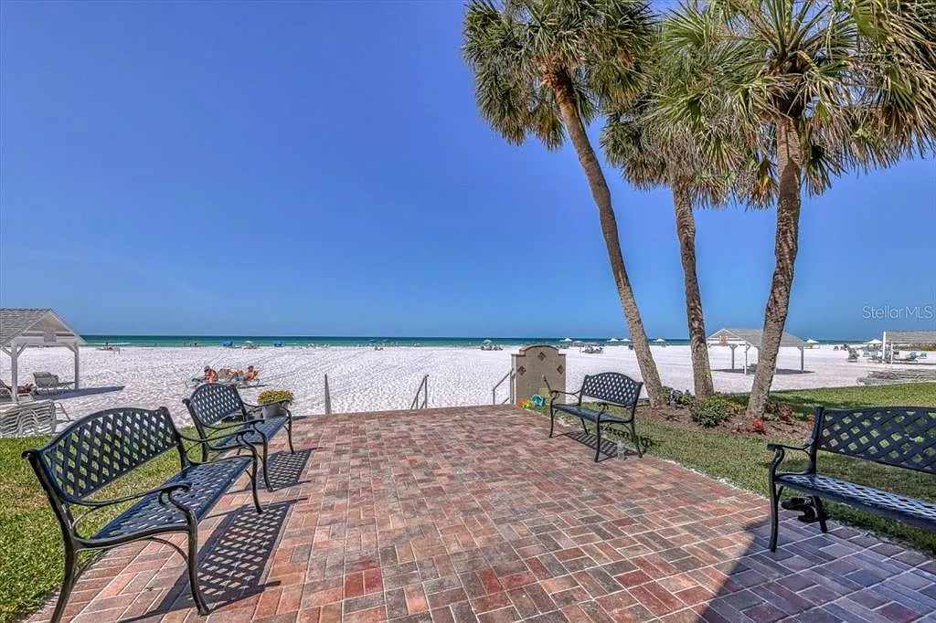 2 bed, 2.0 bath, 1064 sqft, $8,970 — Photo 4