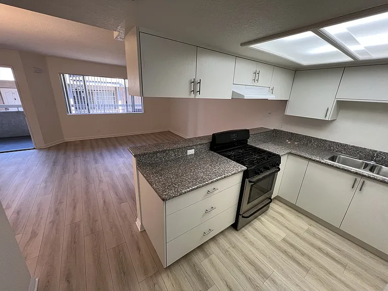 1055 E Spazier Ave #J — Photo 5