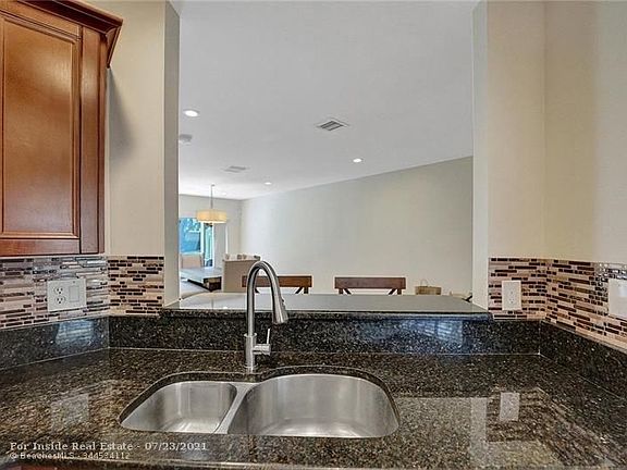 4th image of 1106 SW 44th Ave #1106