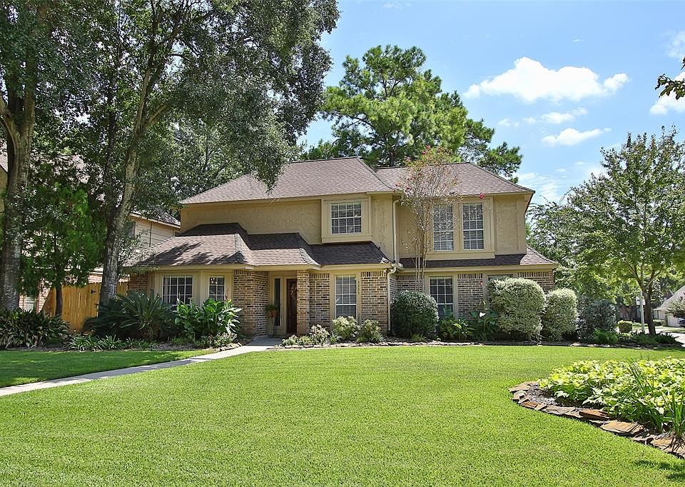 3335 Waxcandle Dr. - Beautiful home on manicured corner lot! Roof replaced 2015.