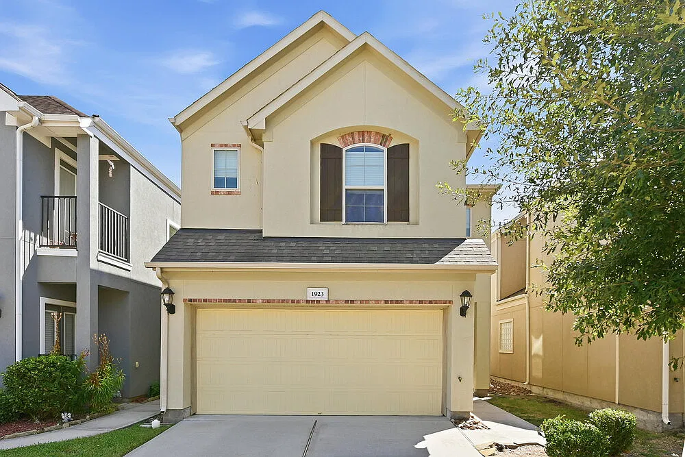 3 bed, 2.5 bath, 1812 sqft, $2,285 — Photo 1