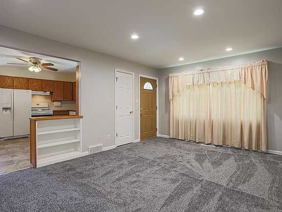 4th image of 2717 E Ave