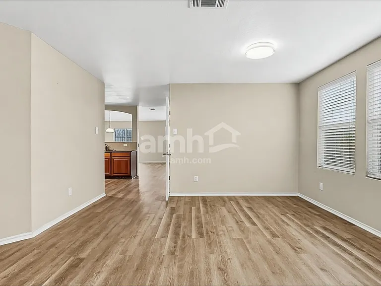 429 Grant Ln — Photo 6