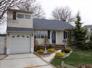 565 Heathcliff Dr, Seaford, NY 11783