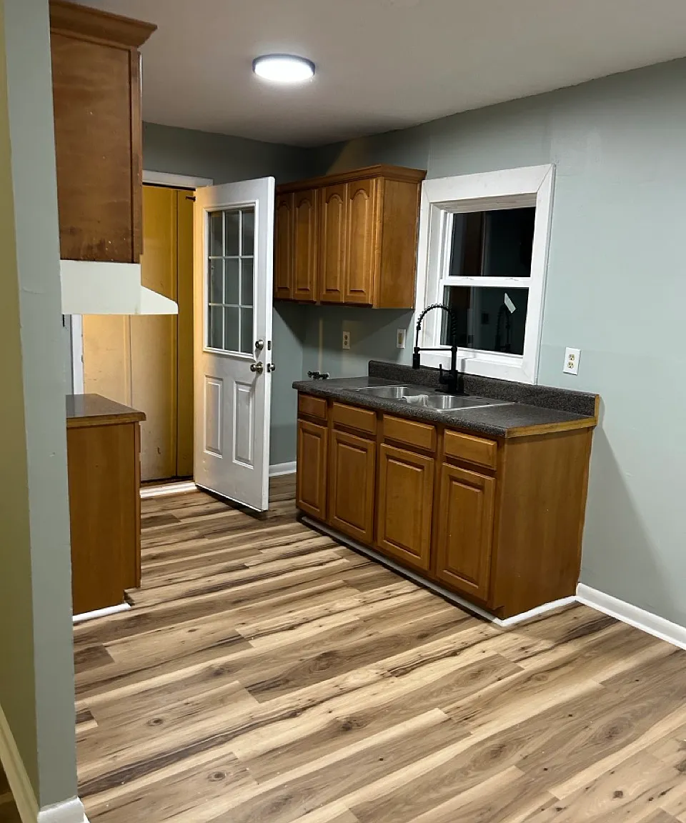 3 bed, 816 sqft, $1,295 — Photo 2