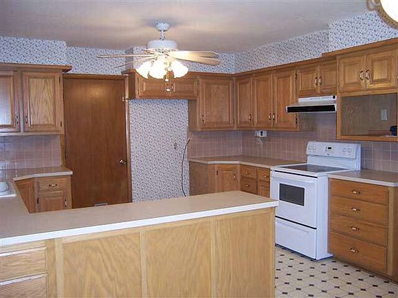 2nd image of 1917 Meadowlake Dr