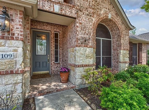 4th image of 2109 Whitney Ln