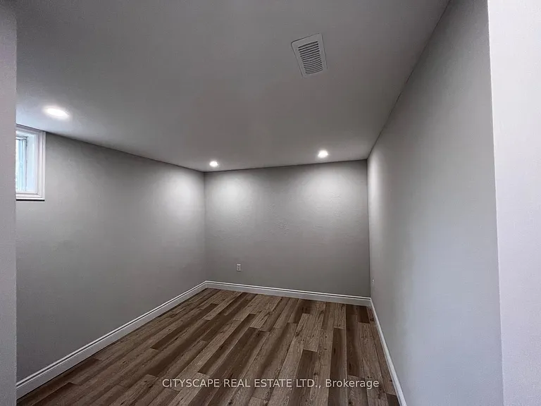2361 Victoria St N — Photo 30