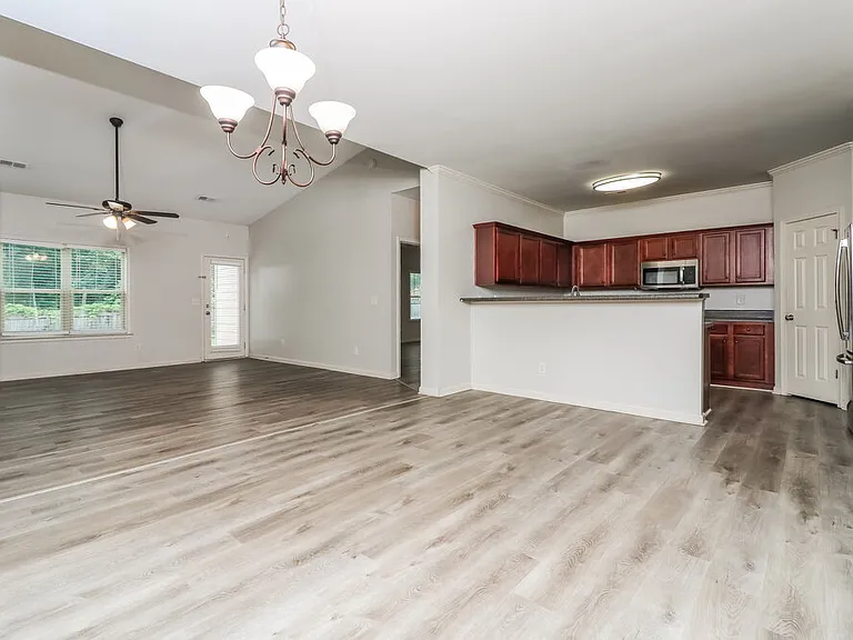 1000 Cureton Dr — Photo 9