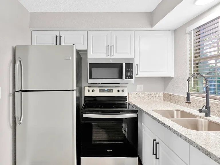 1352 Tioga Ave — Photo 4