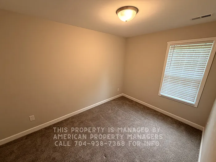568 Kirk St — Photo 10