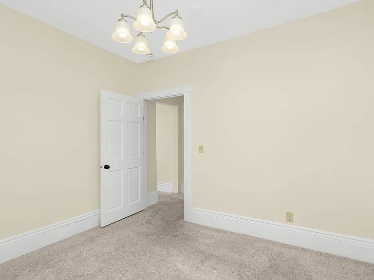 460 Beaumont St — Photo 17