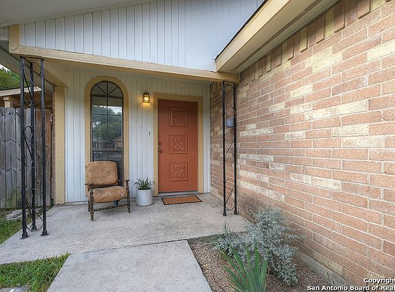 3rd image of 751 Briarbend Dr