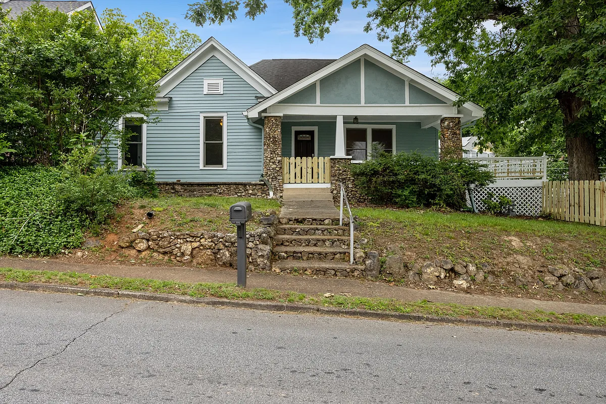 Building Photo - 621 Barton Ave