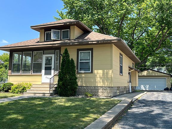 2nd image of 820 10th St NE