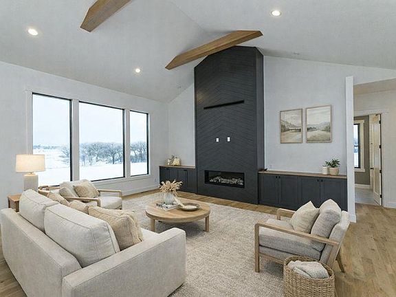 3rd image of 4980 Royal Oaks Cir SW