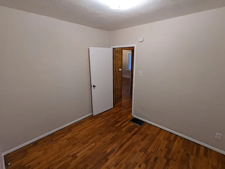 908 W Eureka St — Photo 3